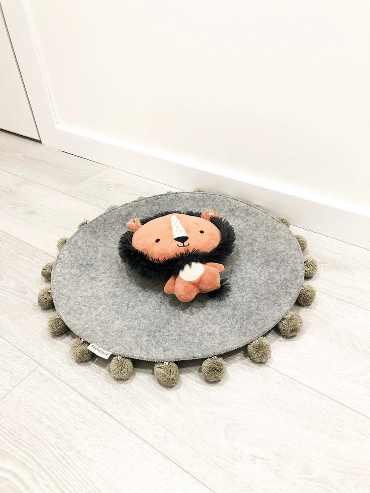 Saveplace® Round Pet Mat -  Various Colors BIG PomPom, 2 Sizes Grey Chaos
