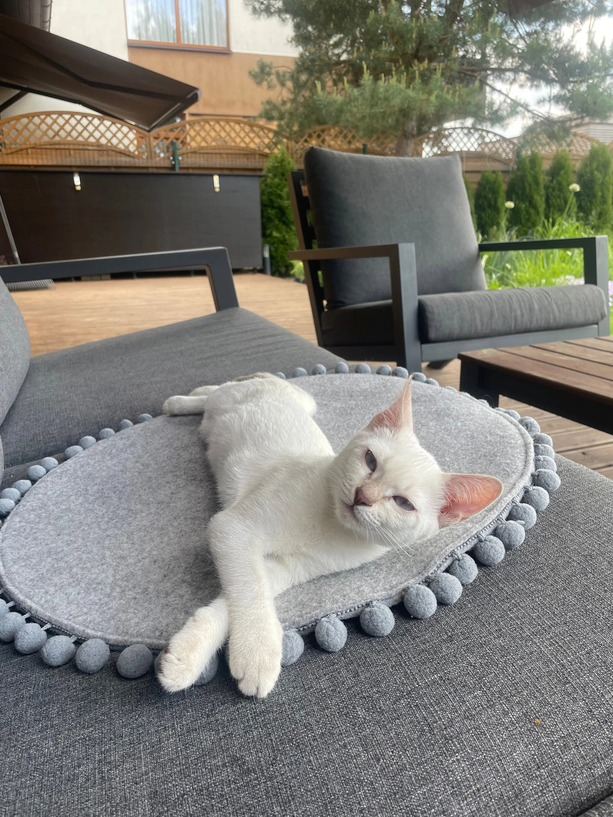 Saveplace® Round Pet Bed - Various Pom Poms, 2 Sizes Grey Chaos