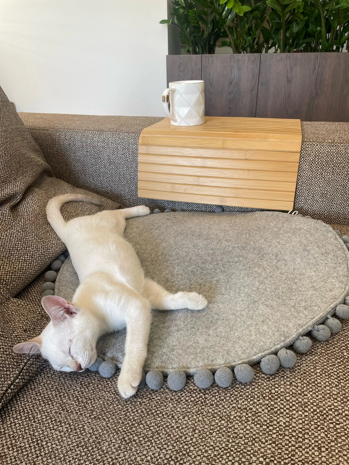 Saveplace® Round Pet Bed - Various Pom Poms, 2 Sizes Grey Chaos